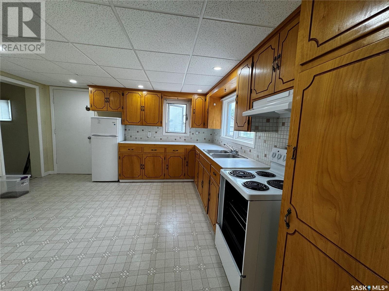215 Kerry Street, Limerick, SK - Indoor Photo Showing Kitchen With Double Sink