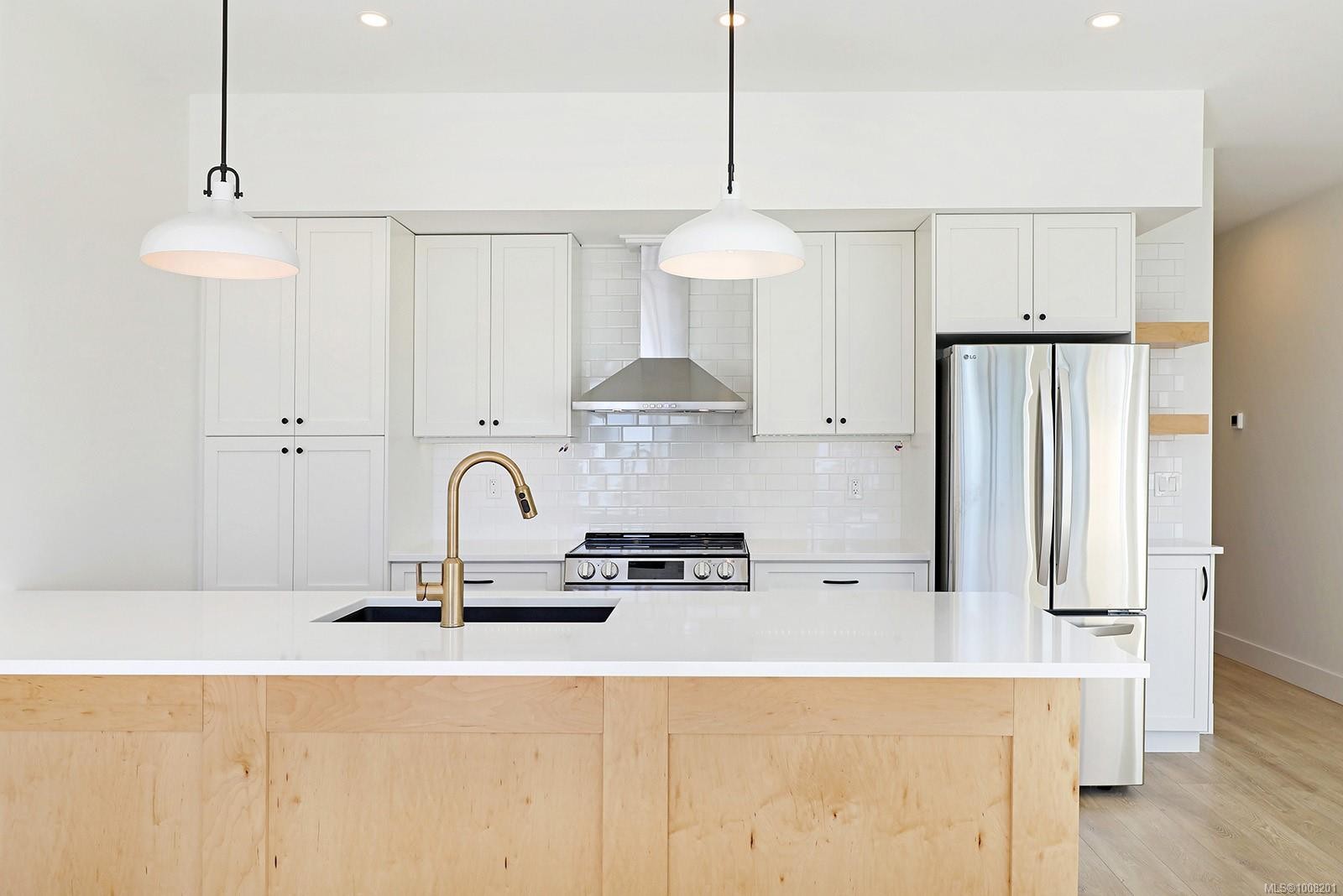 B-1369 Galerno Rd, Campbell River, BC - Indoor Photo Showing Kitchen With Upgraded Kitchen