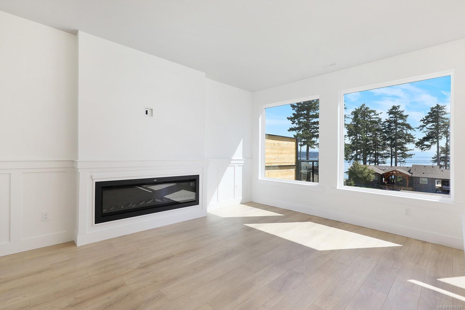 B-1369 Galerno Rd, Campbell River, BC - Indoor Photo Showing Living Room With Fireplace