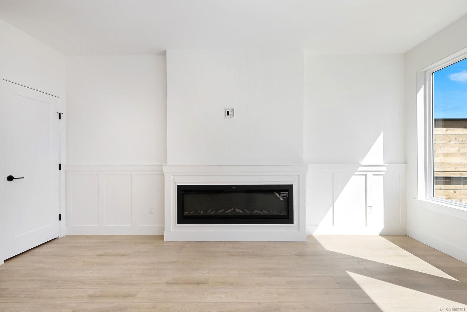 B-1369 Galerno Rd, Campbell River, BC - Indoor Photo Showing Living Room With Fireplace