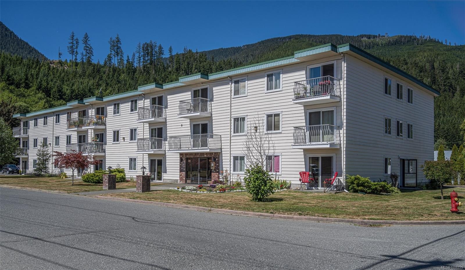 106-611 Macmillan Dr, Sayward, BC - Outdoor With Facade