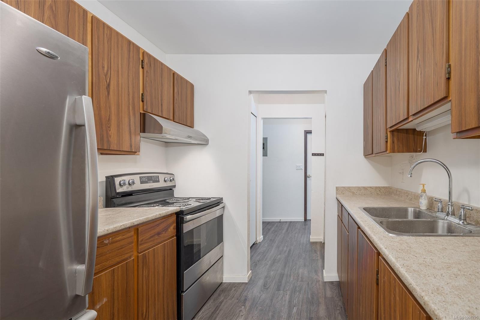 106-611 Macmillan Dr, Sayward, BC - Indoor Photo Showing Kitchen With Double Sink
