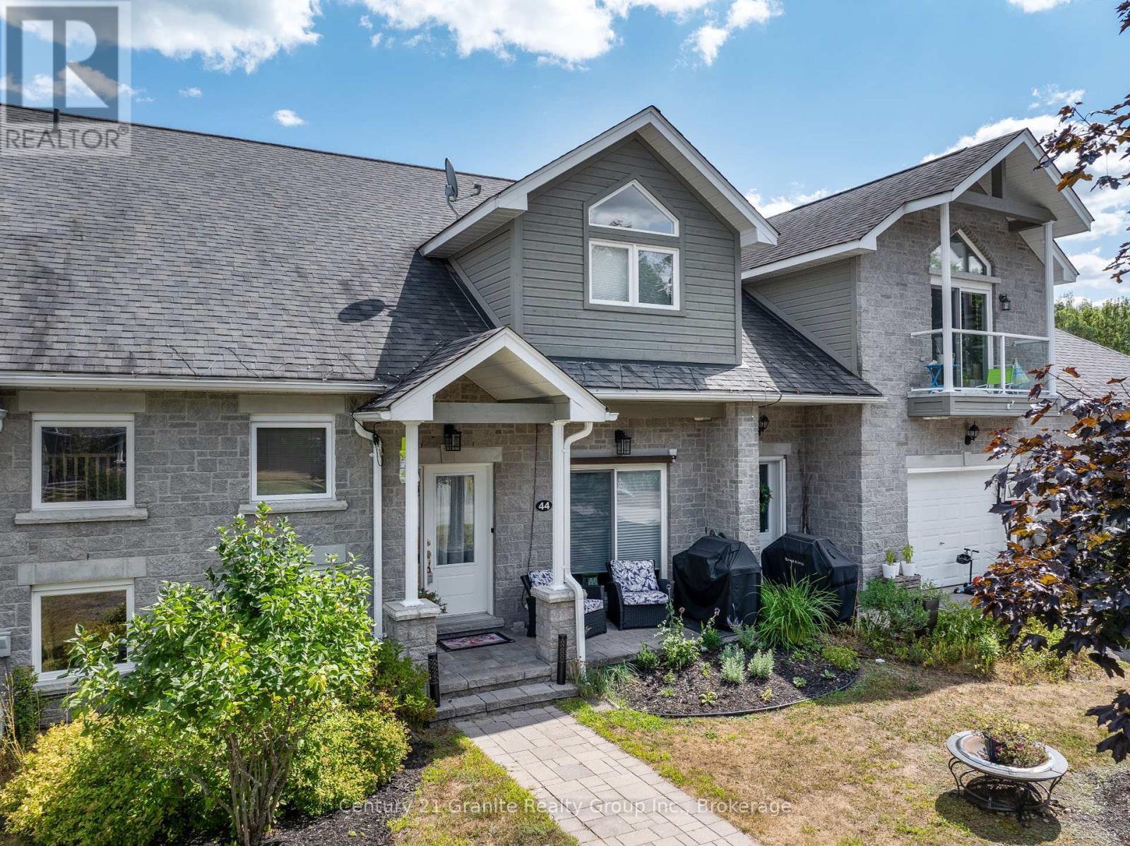 44 Webb Circle, Dysart Et Al (Dysart), ON - Outdoor With Facade