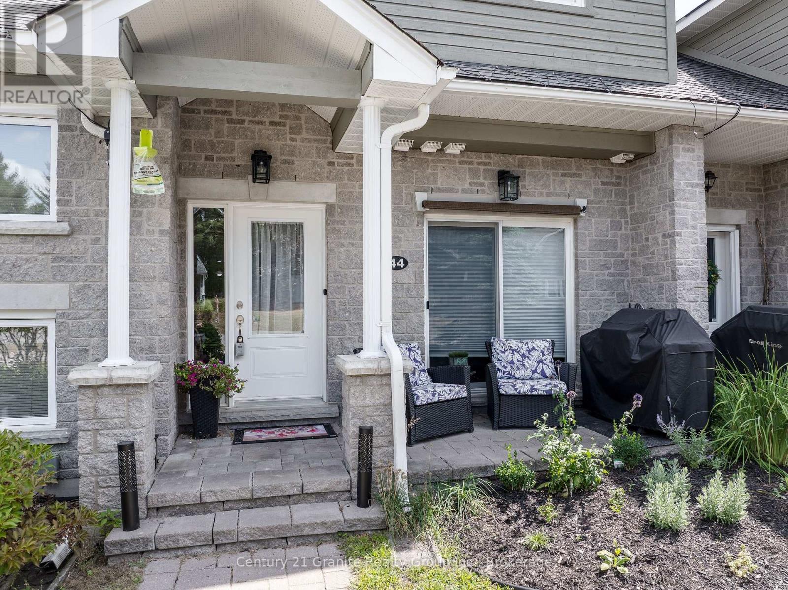 44 Webb Circle, Dysart Et Al (Dysart), ON - Outdoor With Deck Patio Veranda