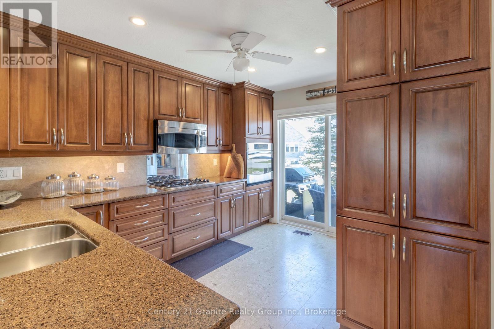 44 Webb Circle, Dysart Et Al (Dysart), ON - Indoor Photo Showing Kitchen With Double Sink