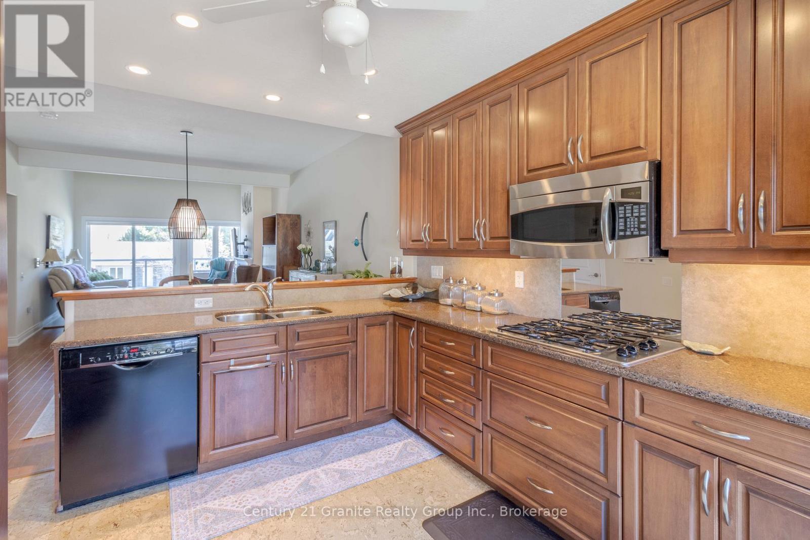 44 Webb Circle, Dysart Et Al (Dysart), ON - Indoor Photo Showing Kitchen With Double Sink