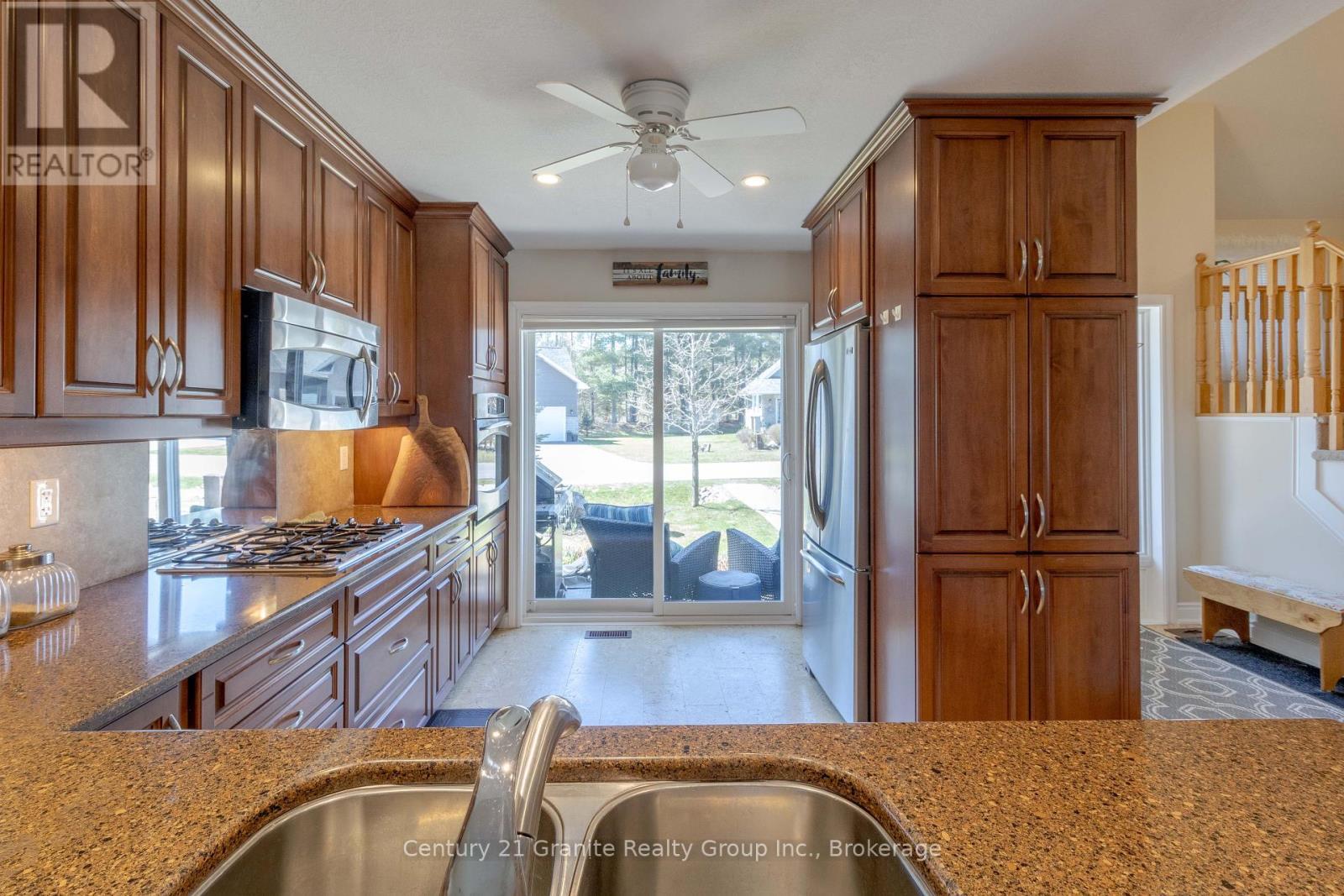 44 Webb Circle, Dysart Et Al (Dysart), ON - Indoor Photo Showing Kitchen With Double Sink