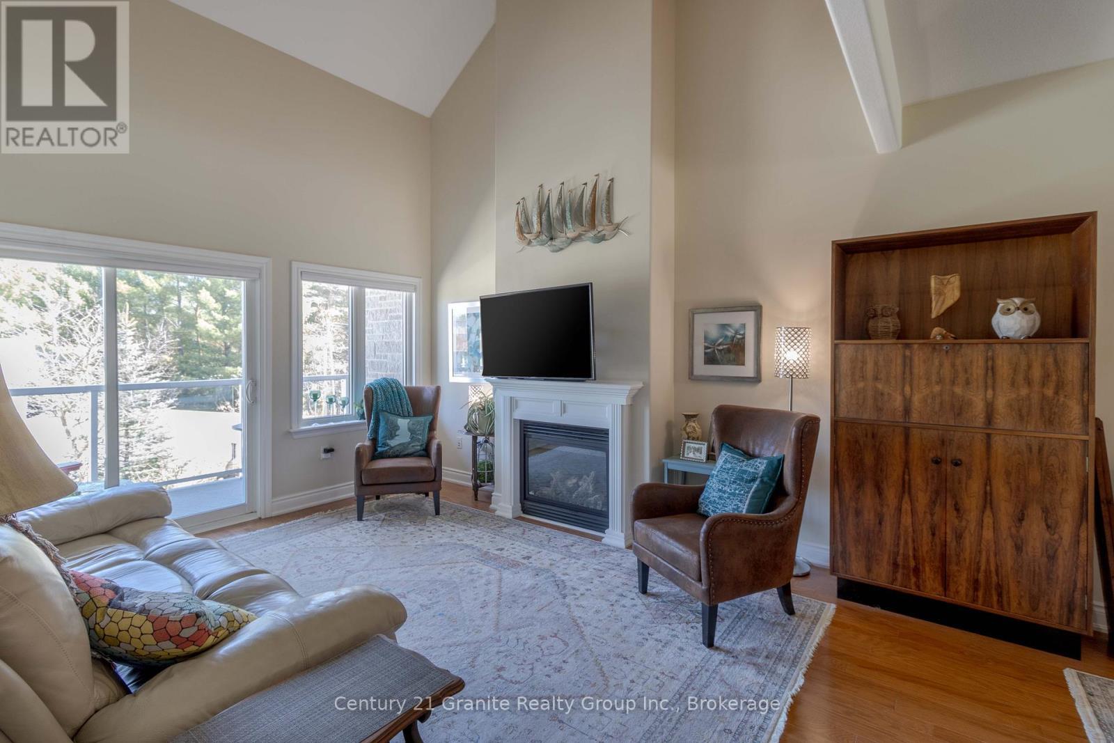 44 Webb Circle, Dysart Et Al (Dysart), ON - Indoor Photo Showing Living Room With Fireplace