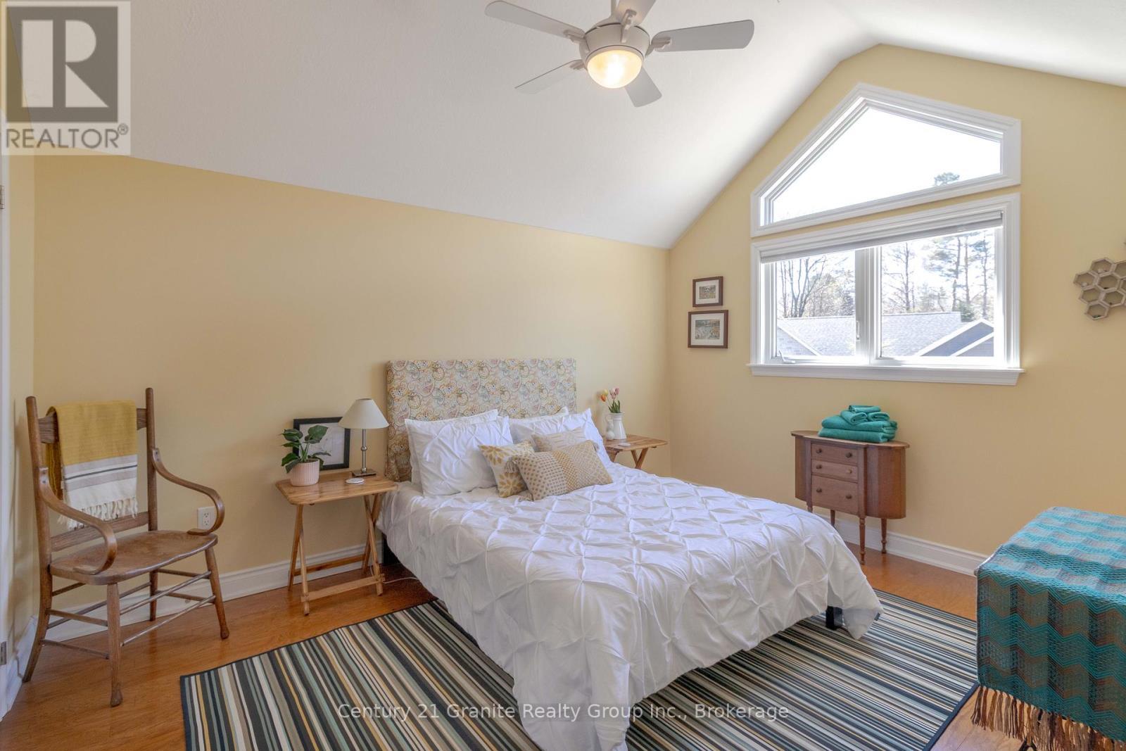 44 Webb Circle, Dysart Et Al (Dysart), ON - Indoor Photo Showing Bedroom