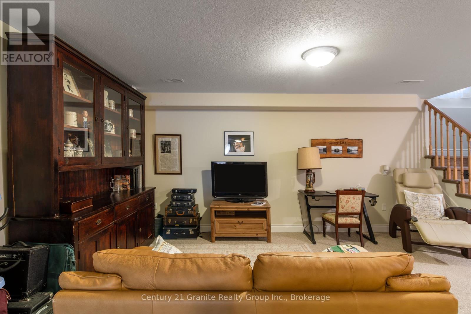 44 Webb Circle, Dysart Et Al (Dysart), ON - Indoor Photo Showing Living Room