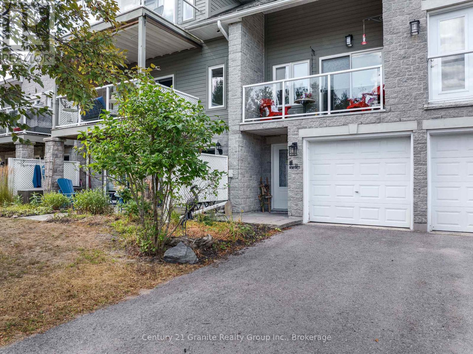 44 Webb Circle, Dysart Et Al (Dysart), ON - Outdoor With Balcony