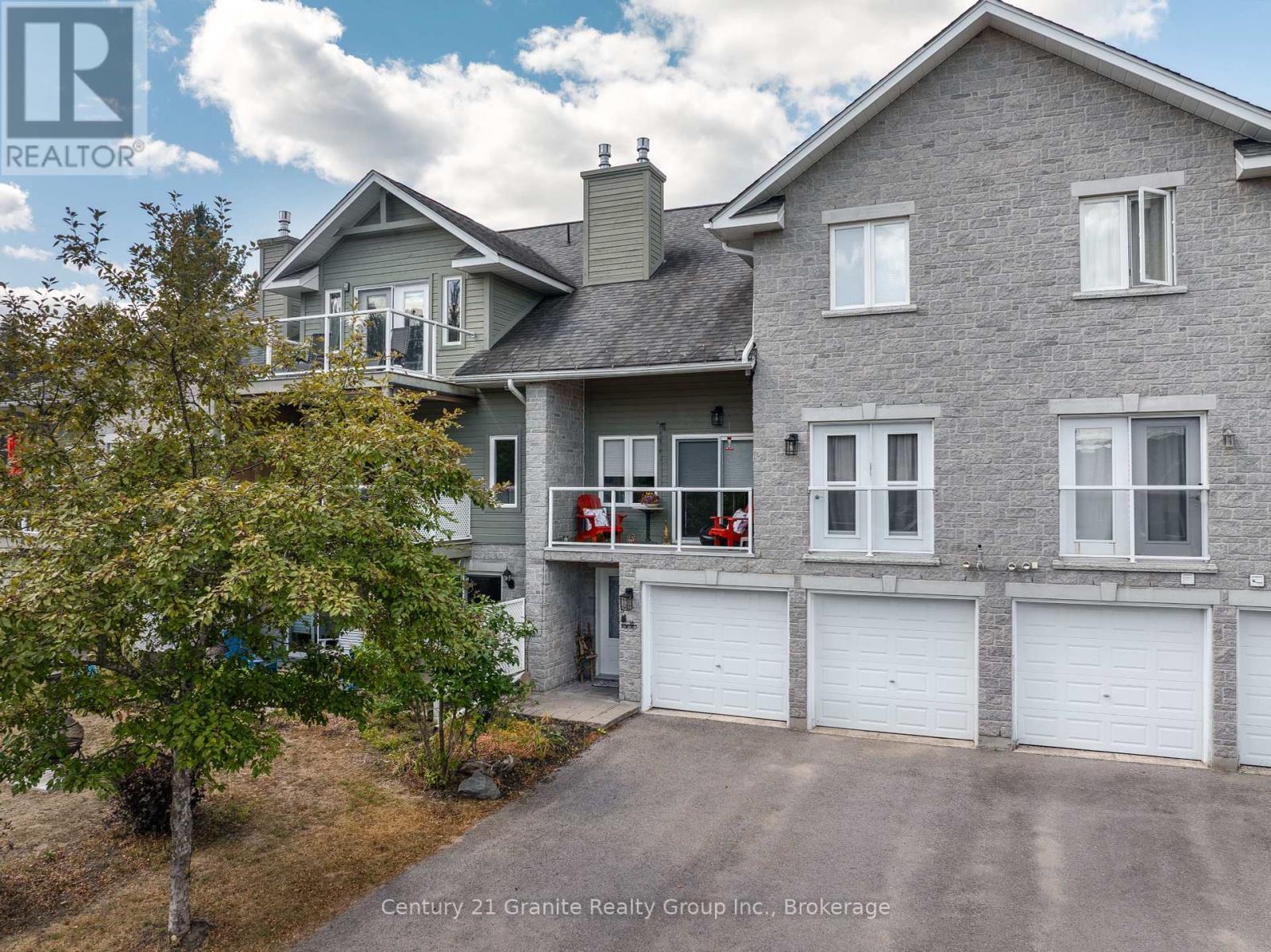 44 Webb Circle, Dysart Et Al (Dysart), ON - Outdoor With Balcony With Facade