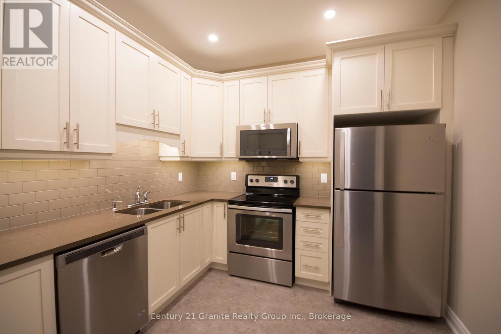 44 Webb Circle, Dysart Et Al (Dysart), ON - Indoor Photo Showing Kitchen With Double Sink