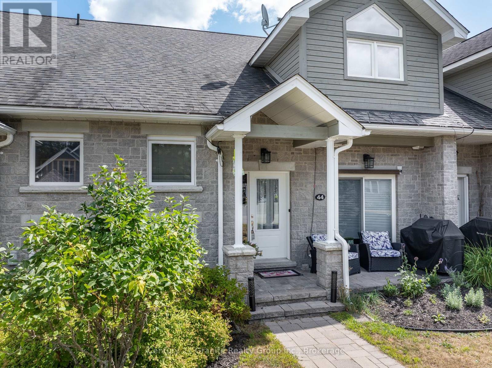 44 Webb Circle, Dysart Et Al (Dysart), ON - Outdoor With Facade