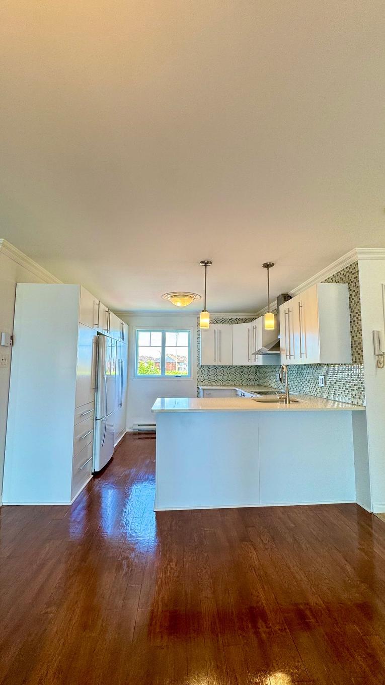 Kitchen - 5-9300 Rue Rubaniers, Brossard, QC - Indoor