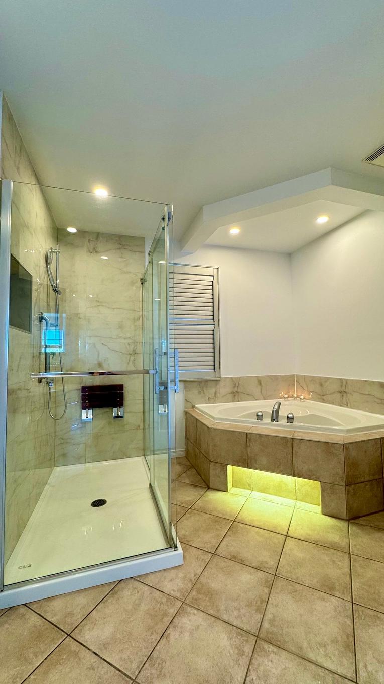 Bathroom - 5-9300 Rue Rubaniers, Brossard, QC - Indoor Photo Showing Bathroom