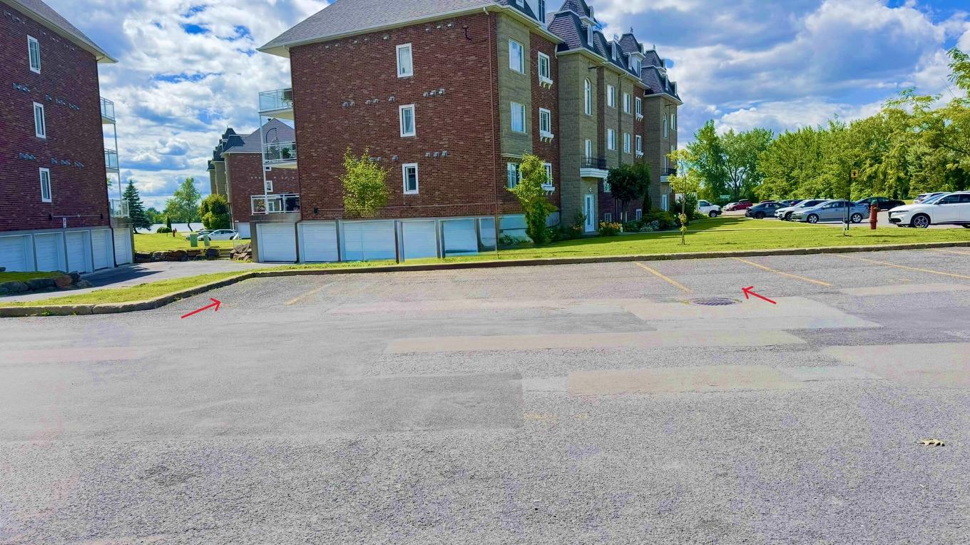 Parking - 5-9300 Rue Rubaniers, Brossard, QC - Outdoor