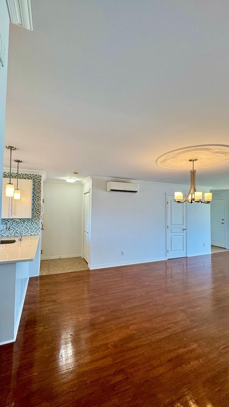 Hall - 5-9300 Rue Rubaniers, Brossard, QC - Photo Showing Other Room