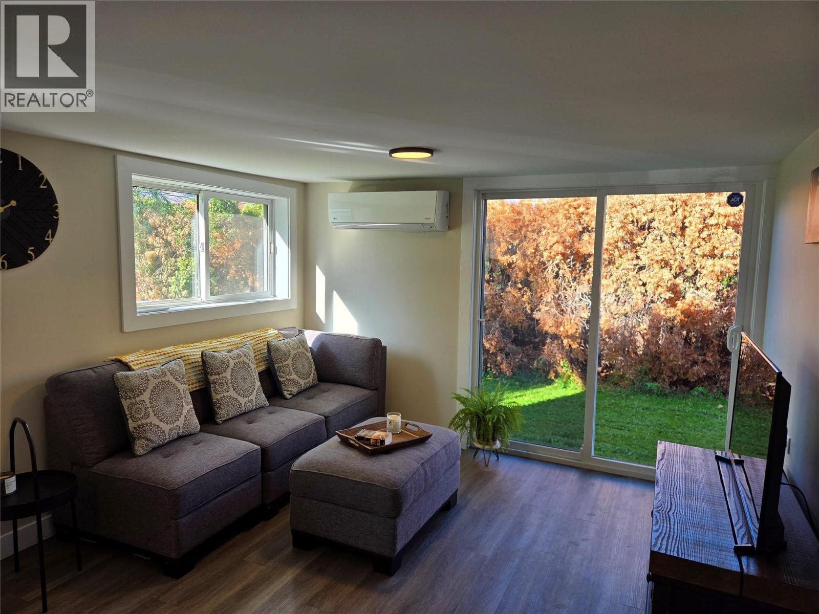 2548 Upper Bench Road, Keremeos, BC - Indoor Photo Showing Living Room