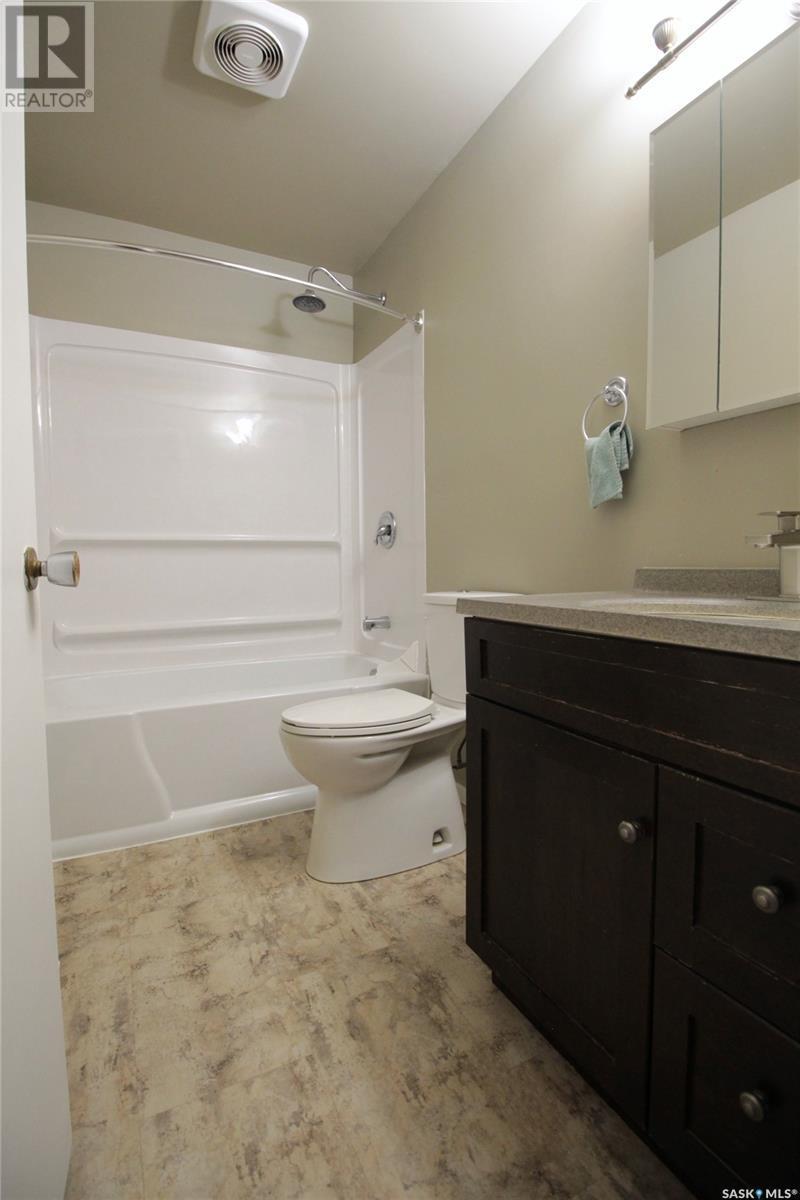 530 3Rd Avenue, Esterhazy, SK - Indoor Photo Showing Bathroom