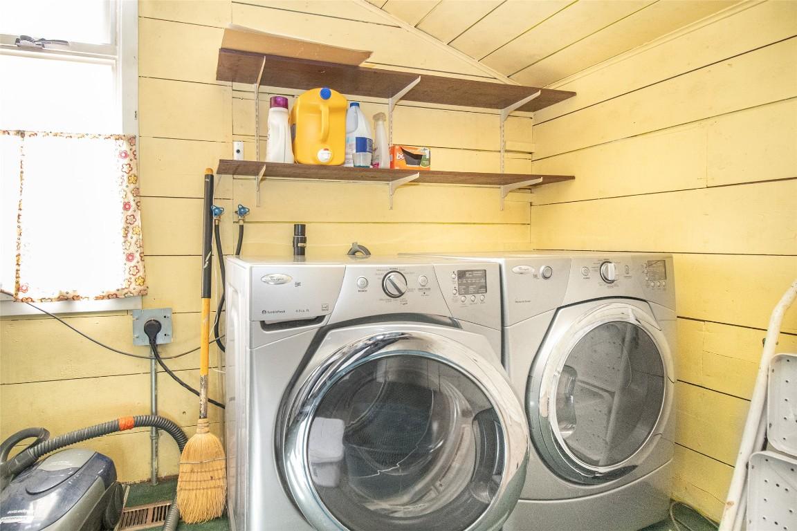 1408 Graham Street, Kelowna, BC - Indoor Photo Showing Laundry Room