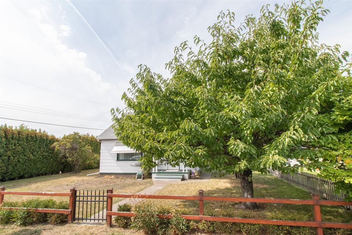 1408 Graham Street, Kelowna, BC - Outdoor