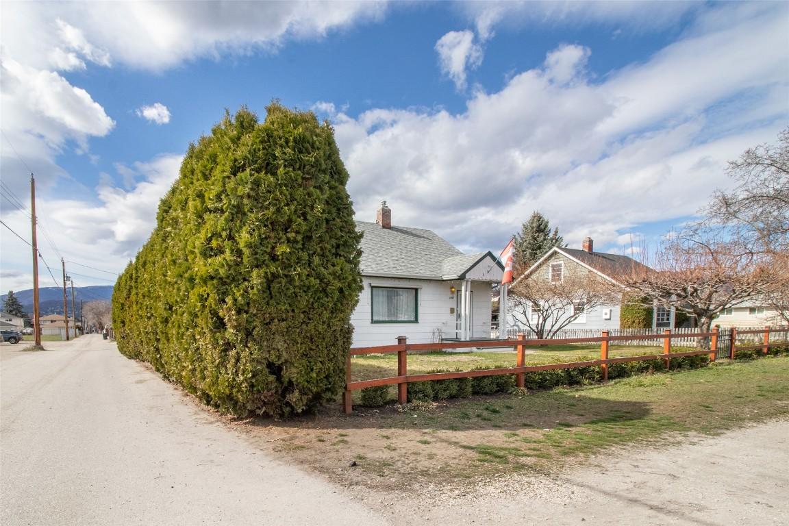 1408 Graham Street, Kelowna, BC - Outdoor