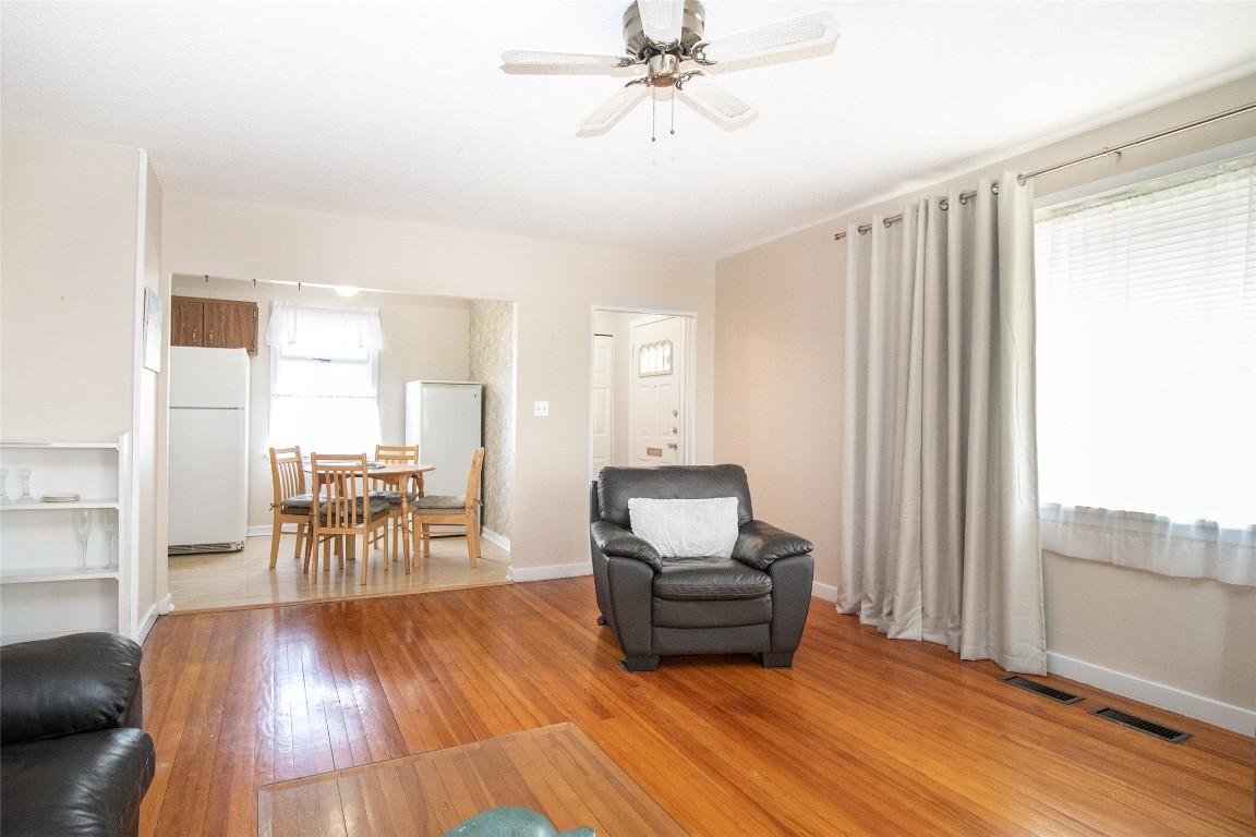 1408 Graham Street, Kelowna, BC - Indoor Photo Showing Living Room