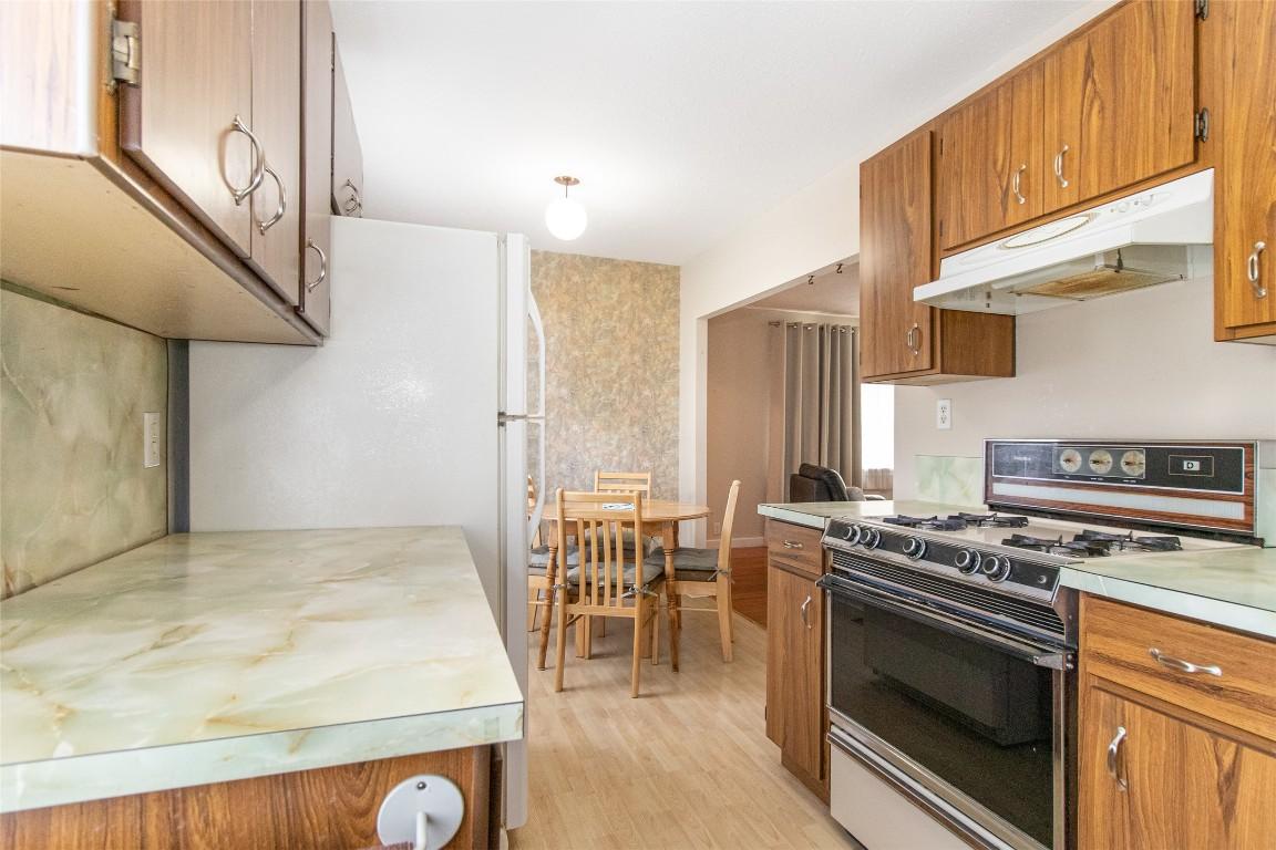 1408 Graham Street, Kelowna, BC - Indoor Photo Showing Kitchen