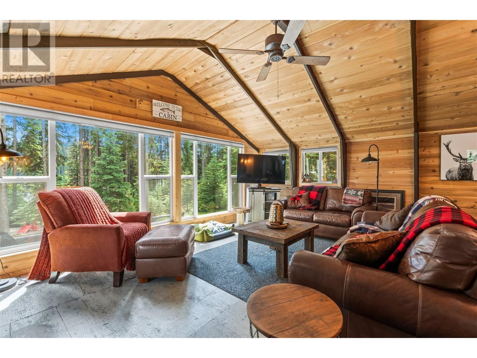 Block E Crooked Lake, Lake Country, BC - Indoor Photo Showing Living Room