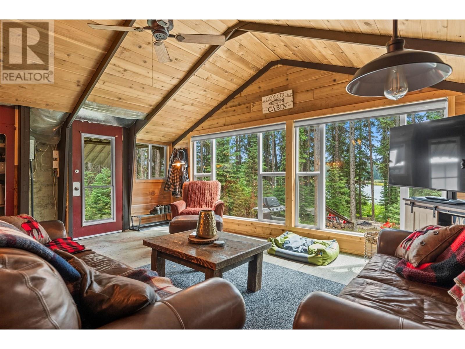 Block E Crooked Lake, Lake Country, BC - Indoor Photo Showing Living Room