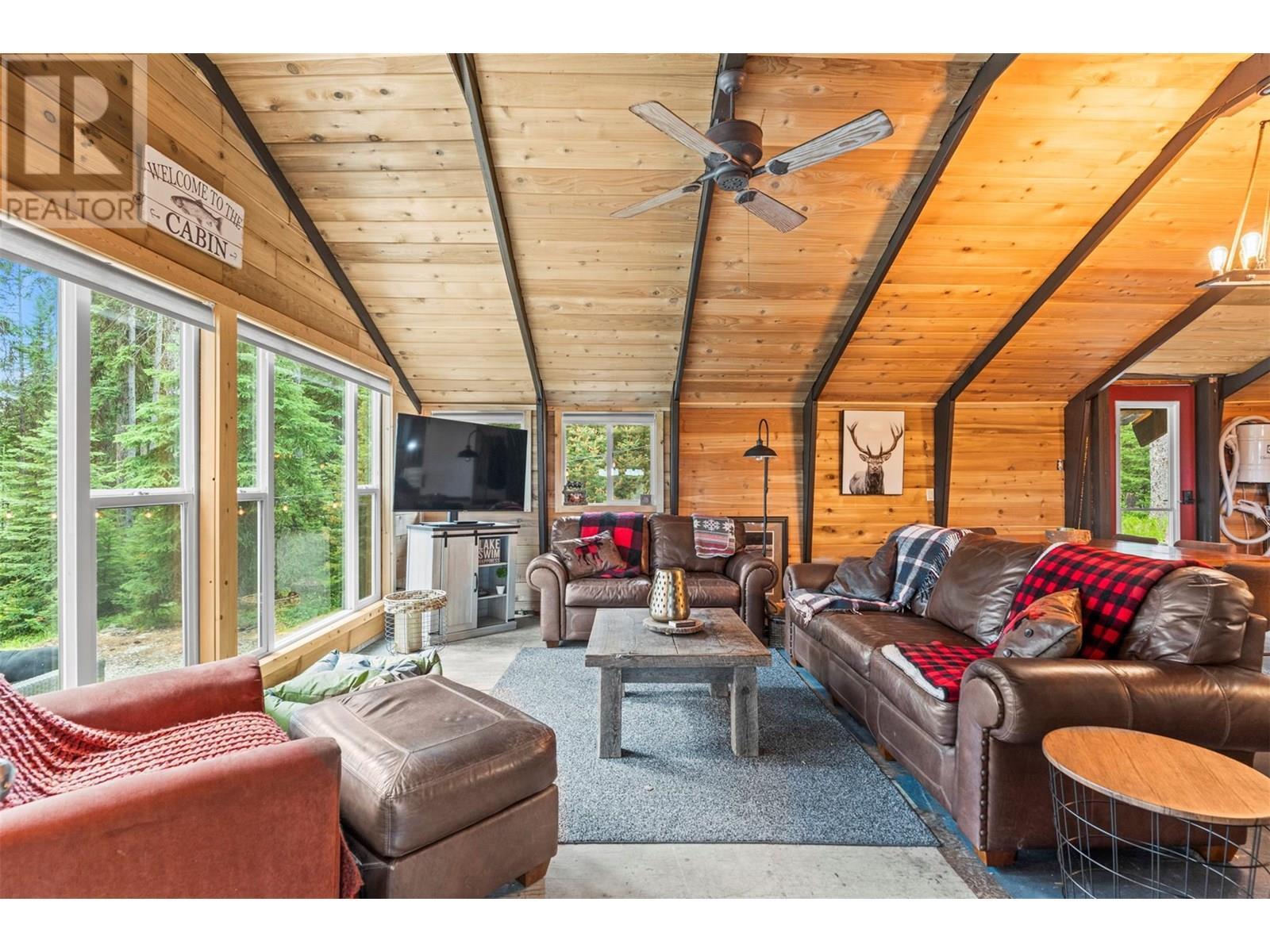 Block E Crooked Lake, Lake Country, BC - Indoor Photo Showing Living Room