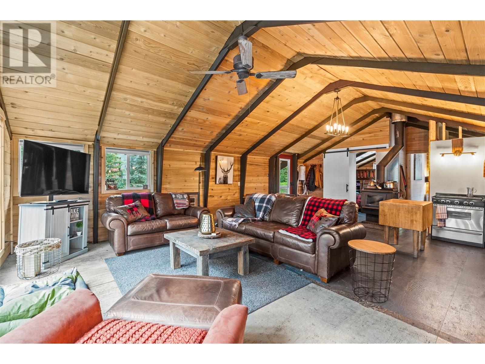 Block E Crooked Lake, Lake Country, BC - Indoor Photo Showing Living Room