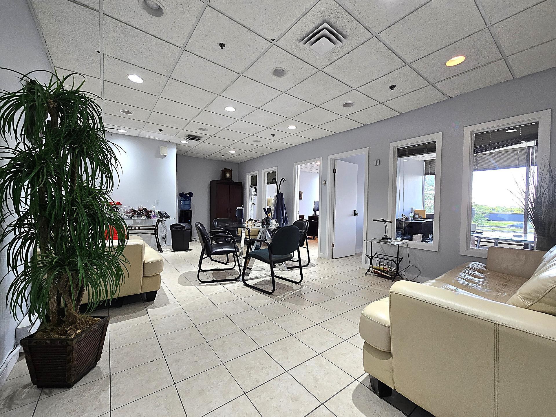 Bureau - B-1641 Desserte Nord Laval (A-440) O., Laval (Chomedey), QC - Indoor Photo Showing Other Room