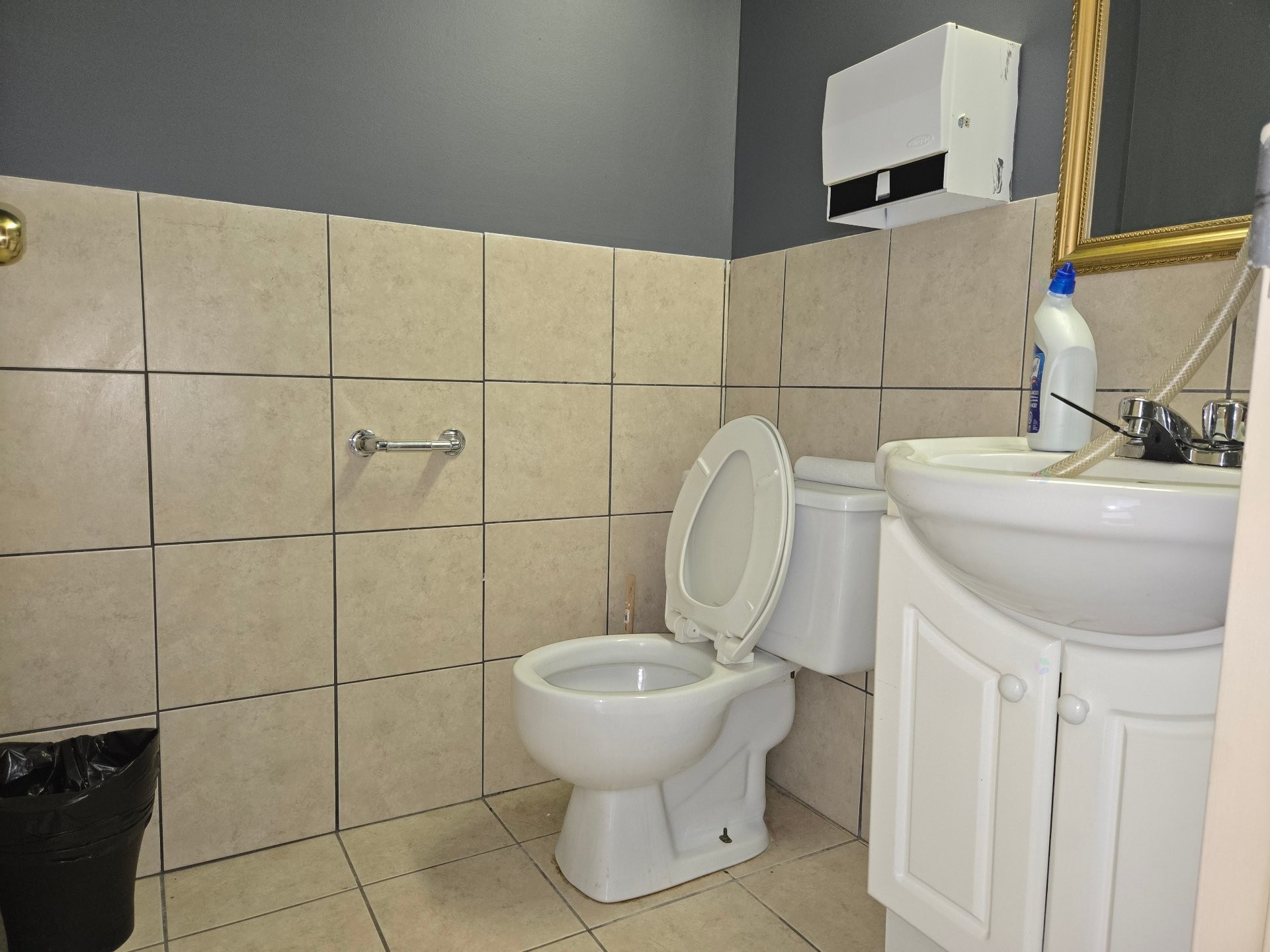 Salle d'eau - B-1641 Desserte Nord Laval (A-440) O., Laval (Chomedey), QC - Indoor Photo Showing Bathroom