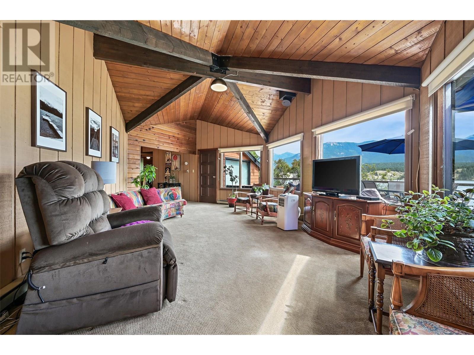 2384 Ruault Road, Invermere, BC - Indoor Photo Showing Living Room