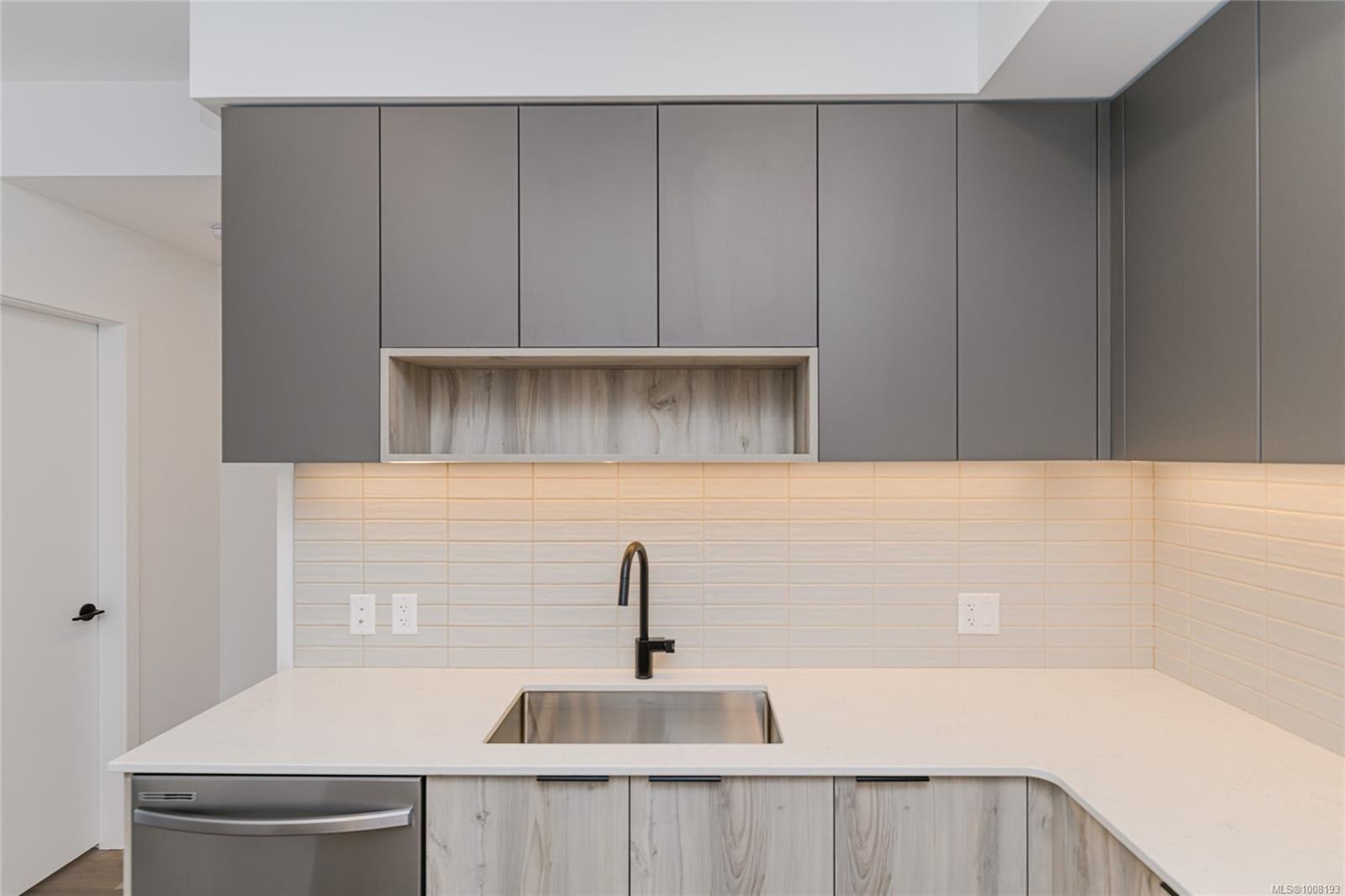 102-3564 A Ryder Hesjedal Way, Colwood, BC - Indoor Photo Showing Kitchen