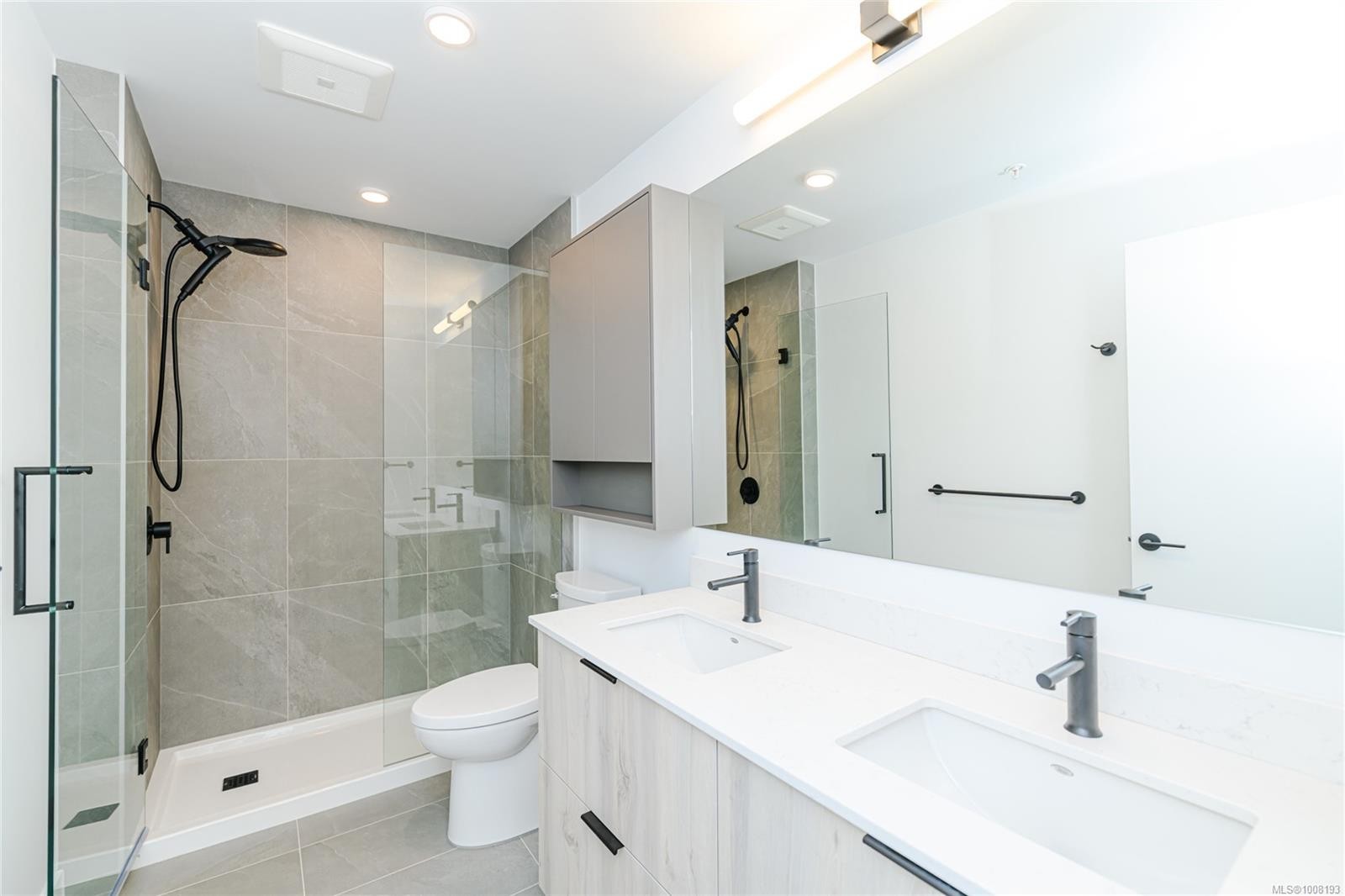 102-3564 A Ryder Hesjedal Way, Colwood, BC - Indoor Photo Showing Bathroom