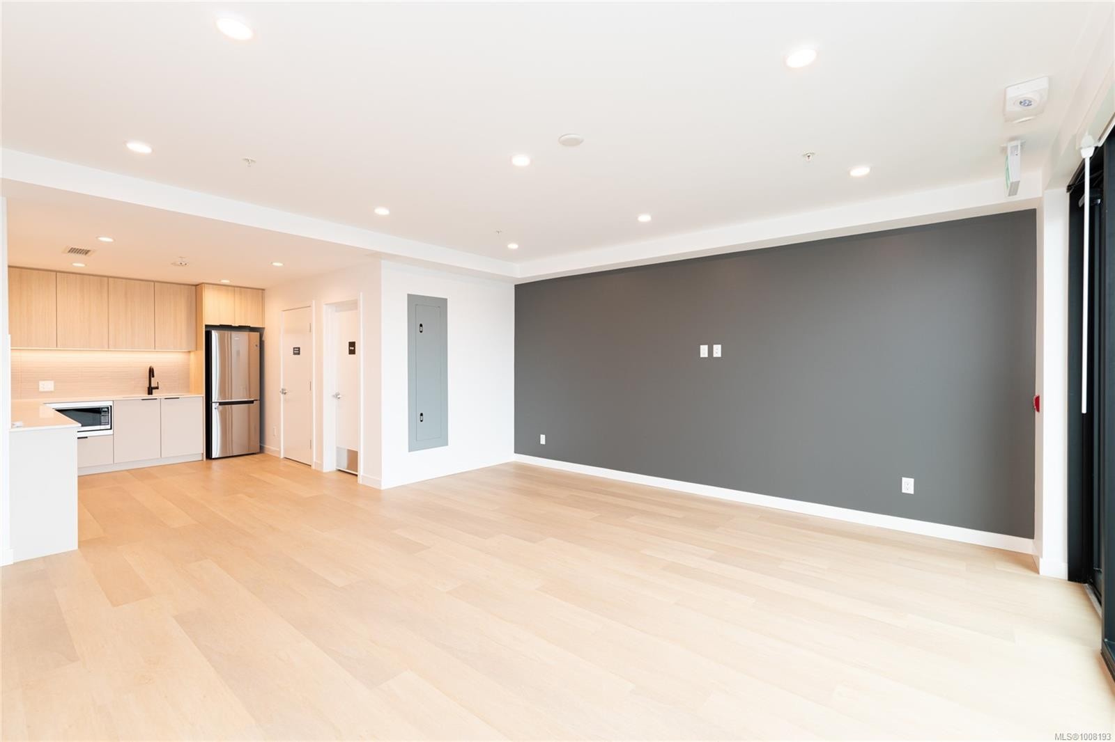 102-3564 A Ryder Hesjedal Way, Colwood, BC - Indoor Photo Showing Kitchen