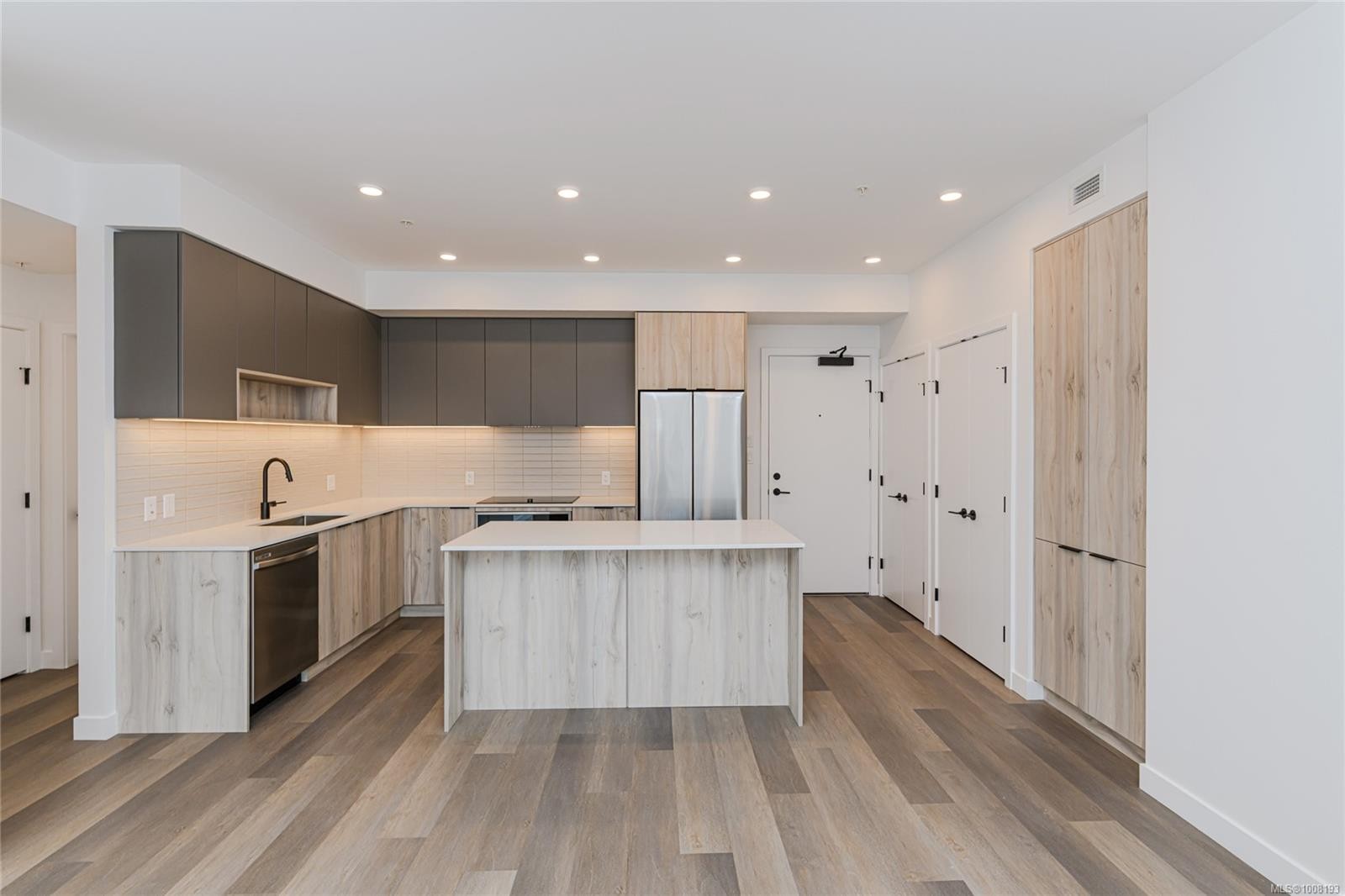 102-3564 A Ryder Hesjedal Way, Colwood, BC - Indoor Photo Showing Kitchen With Stainless Steel Kitchen With Upgraded Kitchen