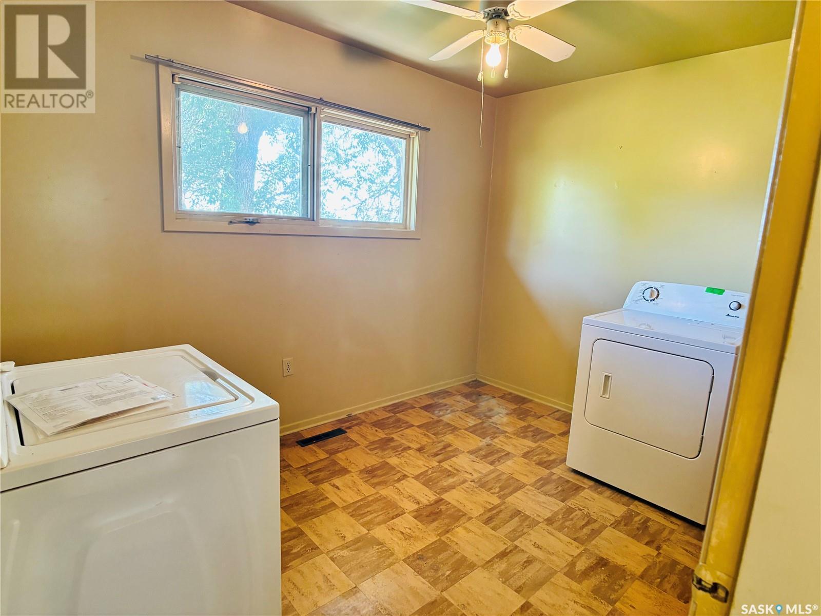 111 Stephens Street, Gainsborough, SK - Indoor Photo Showing Laundry Room