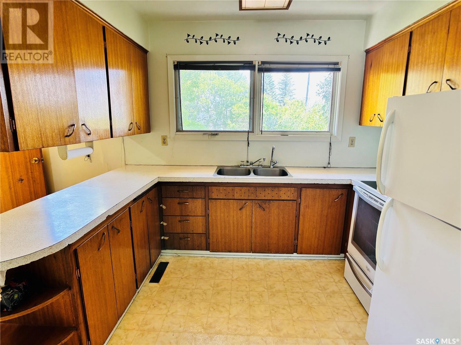 111 Stephens Street, Gainsborough, SK - Indoor Photo Showing Kitchen With Double Sink