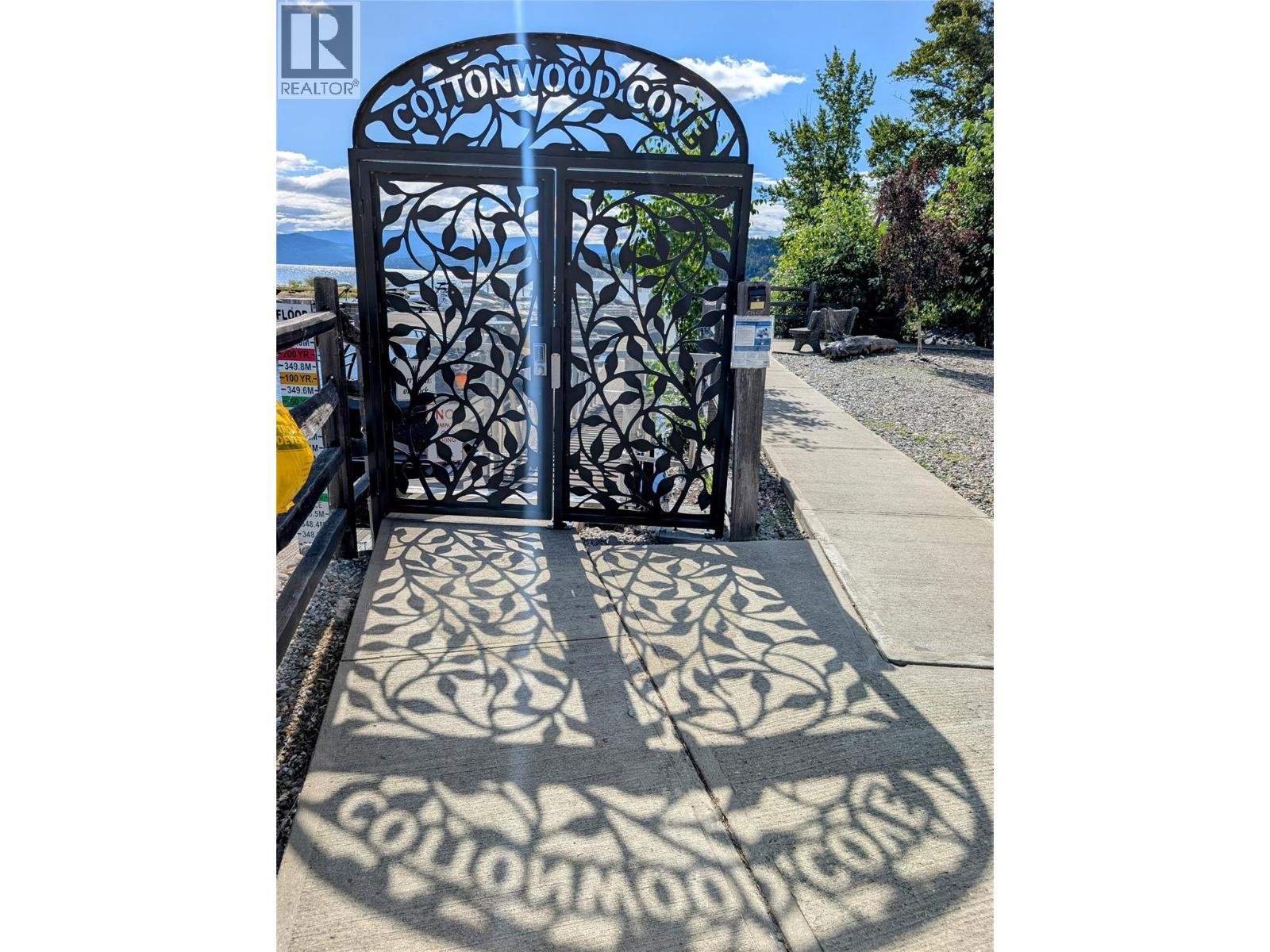 27 Cottonwood Drive, Lee Creek, BC