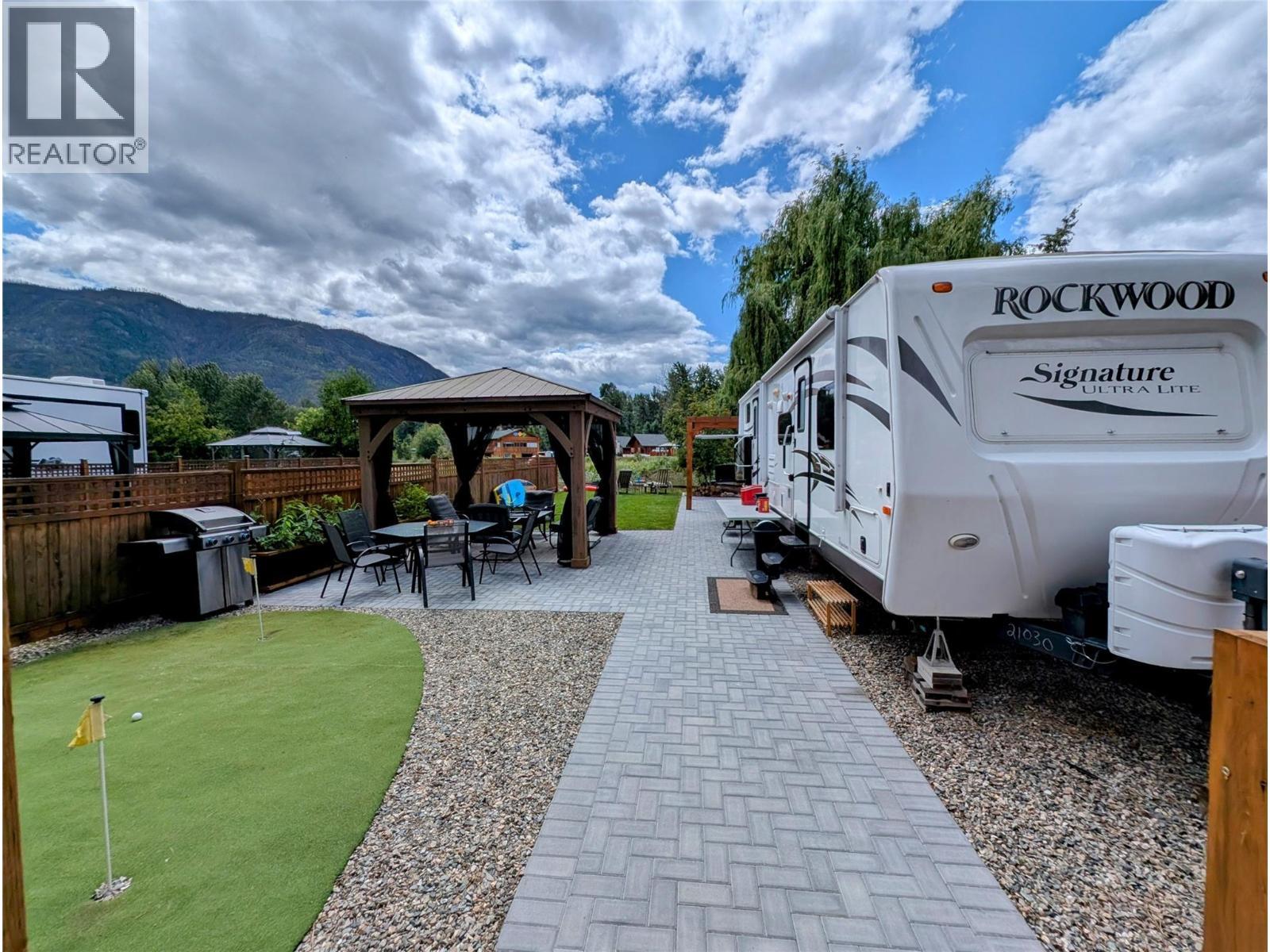 27 Cottonwood Drive, Lee Creek, BC