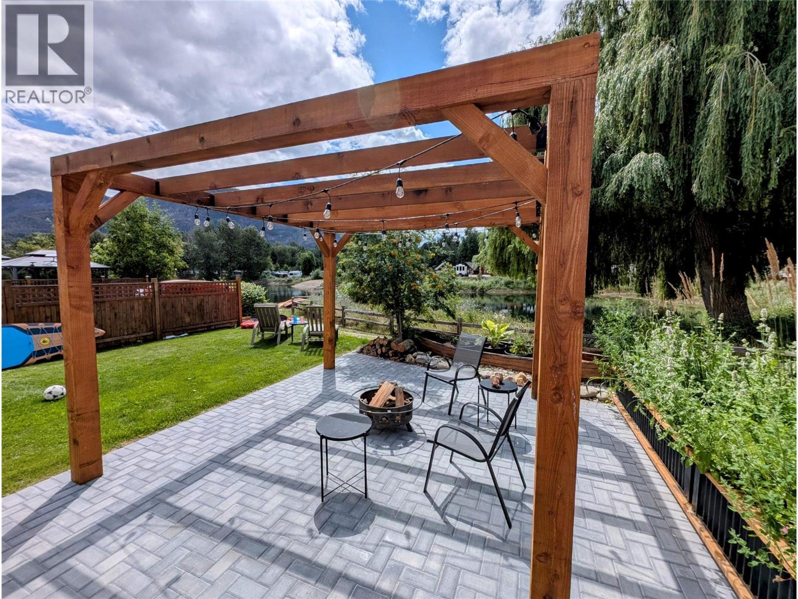 27 Cottonwood Drive, Lee Creek, BC