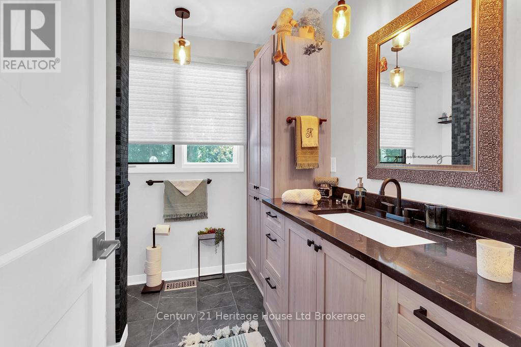841 2Nd Concession Road, Norfolk, ON - Indoor Photo Showing Bathroom