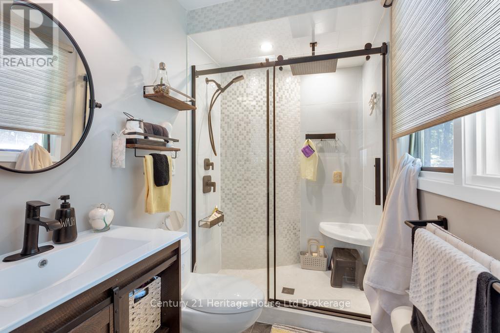 841 2Nd Concession Road, Norfolk, ON - Indoor Photo Showing Bathroom