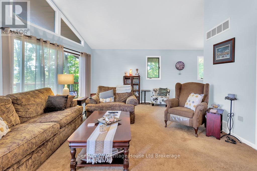841 2Nd Concession Road, Norfolk, ON - Indoor Photo Showing Living Room