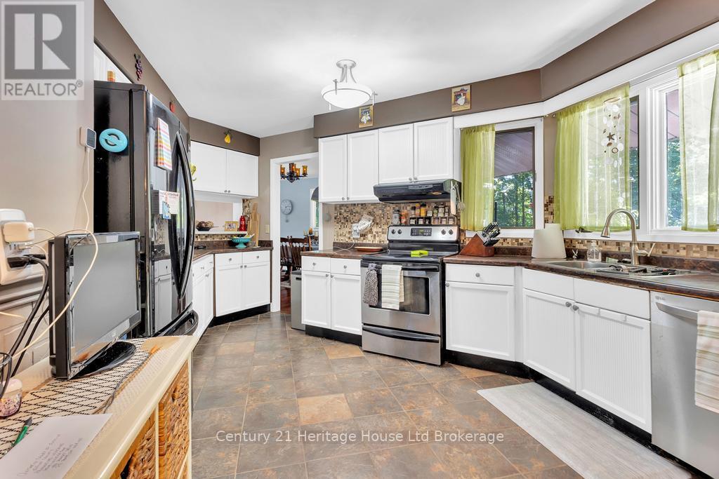 841 2Nd Concession Road, Norfolk, ON - Indoor Photo Showing Kitchen With Double Sink