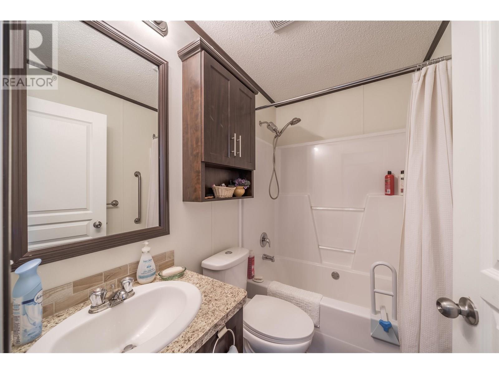 50 208 8Th Street, 100 Mile House, BC - Indoor Photo Showing Bathroom